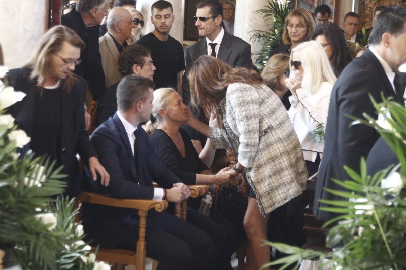 Tο τελευταίο αντίο στον Μιχάλη Ζαφειρόπουλο -Βουβός θρήνος στο Ελληνικό [εικόνες & βίντεο] | iefimerida.gr 0