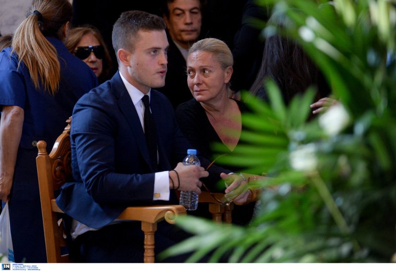 Tο τελευταίο αντίο στον Μιχάλη Ζαφειρόπουλο -Βουβός θρήνος στο Ελληνικό [εικόνες & βίντεο] | iefimerida.gr 1