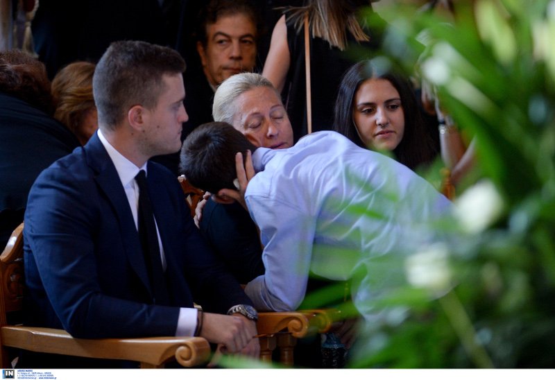 Tο τελευταίο αντίο στον Μιχάλη Ζαφειρόπουλο -Βουβός θρήνος στο Ελληνικό [εικόνες & βίντεο] | iefimerida.gr 2