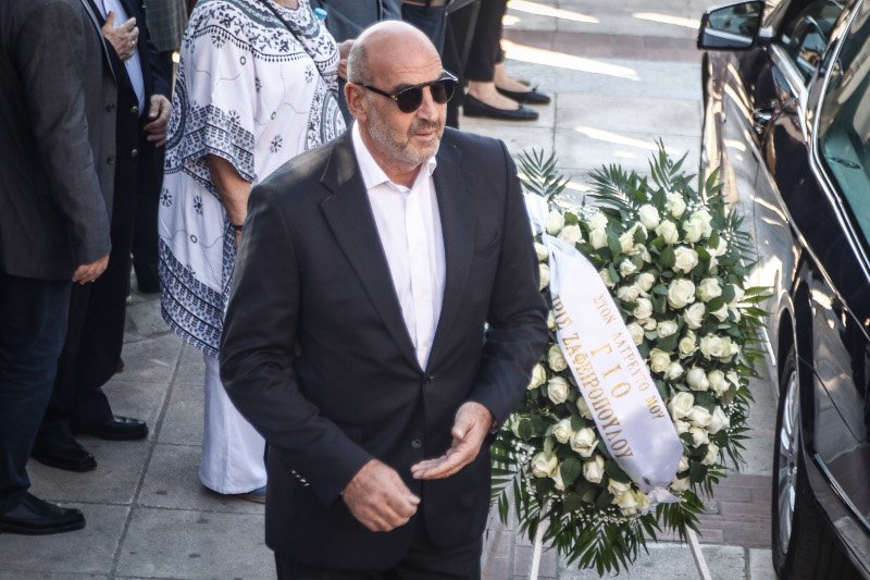 Tο τελευταίο αντίο στον Μιχάλη Ζαφειρόπουλο -Βουβός θρήνος στο Ελληνικό [εικόνες & βίντεο] | iefimerida.gr 14