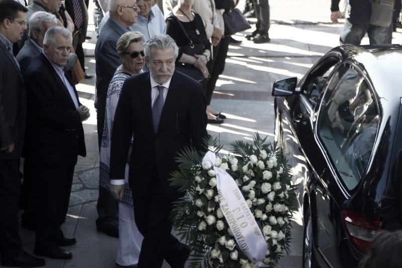 Tο τελευταίο αντίο στον Μιχάλη Ζαφειρόπουλο -Βουβός θρήνος στο Ελληνικό [εικόνες & βίντεο] | iefimerida.gr 8