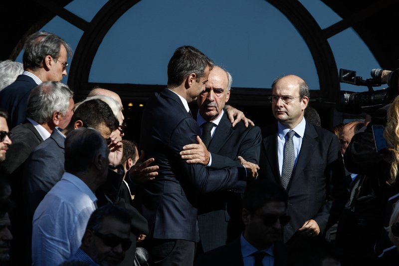 Tο τελευταίο αντίο στον Μιχάλη Ζαφειρόπουλο -Βουβός θρήνος στο Ελληνικό [εικόνες & βίντεο] | iefimerida.gr 9