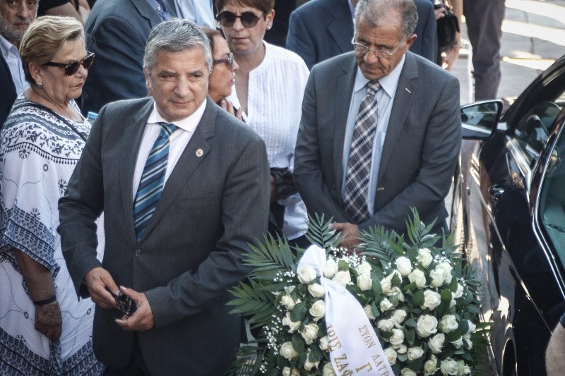 Tο τελευταίο αντίο στον Μιχάλη Ζαφειρόπουλο -Βουβός θρήνος στο Ελληνικό [εικόνες & βίντεο] | iefimerida.gr 16