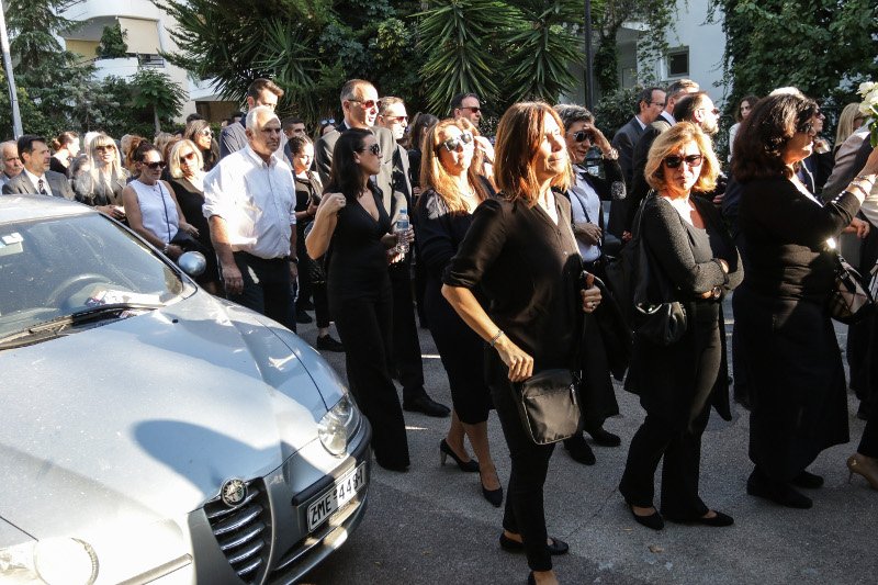 Tο τελευταίο αντίο στον Μιχάλη Ζαφειρόπουλο -Βουβός θρήνος στο Ελληνικό [εικόνες & βίντεο] | iefimerida.gr 19