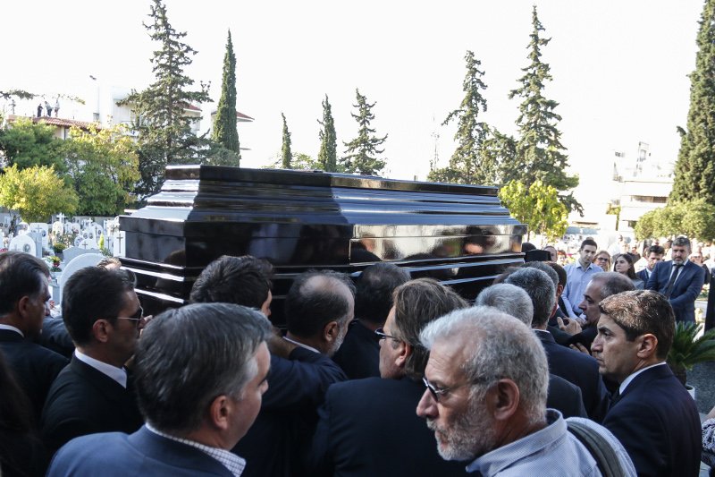 Tο τελευταίο αντίο στον Μιχάλη Ζαφειρόπουλο -Βουβός θρήνος στο Ελληνικό [εικόνες & βίντεο] | iefimerida.gr 20