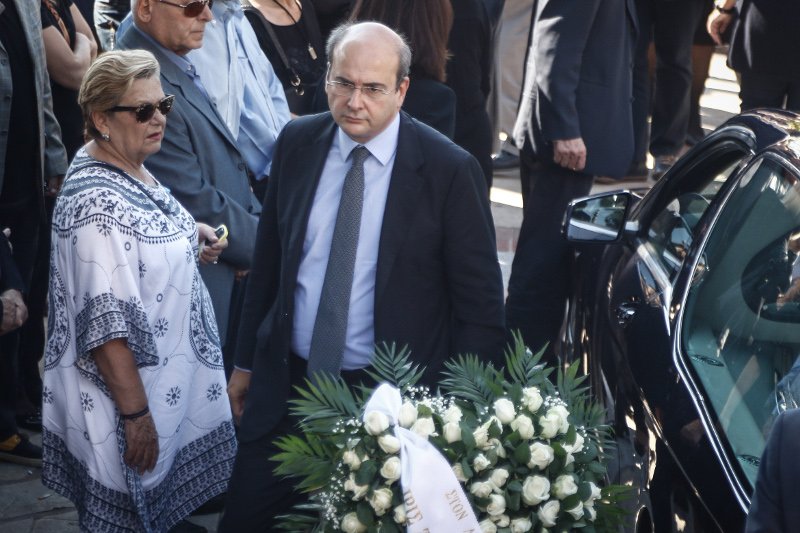 Tο τελευταίο αντίο στον Μιχάλη Ζαφειρόπουλο -Βουβός θρήνος στο Ελληνικό [εικόνες & βίντεο] | iefimerida.gr 15