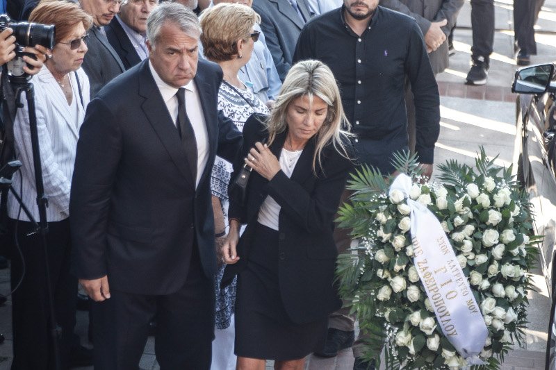 Tο τελευταίο αντίο στον Μιχάλη Ζαφειρόπουλο -Βουβός θρήνος στο Ελληνικό [εικόνες & βίντεο] | iefimerida.gr 12