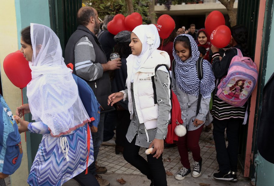 Με μπαλόνια και γλυκά υποδέχτηκαν τα παιδιά από το Πακιστάν σε Δημοτικό σχολείο στα Σεπόλια [εικόνες] | iefimerida.gr 2