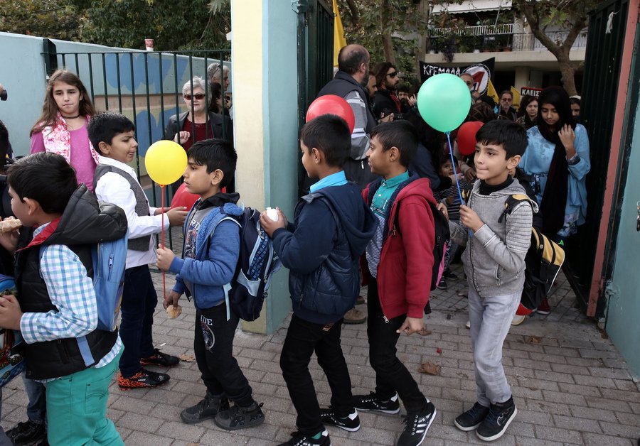 Με μπαλόνια και γλυκά υποδέχτηκαν τα παιδιά από το Πακιστάν σε Δημοτικό σχολείο στα Σεπόλια [εικόνες] | iefimerida.gr 1