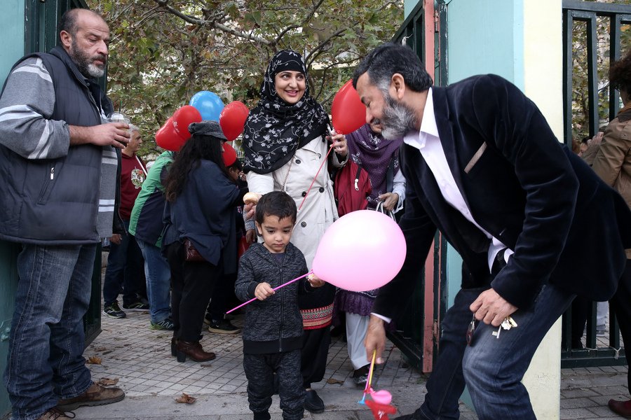 Με μπαλόνια και γλυκά υποδέχτηκαν τα παιδιά από το Πακιστάν σε Δημοτικό σχολείο στα Σεπόλια [εικόνες] | iefimerida.gr 0