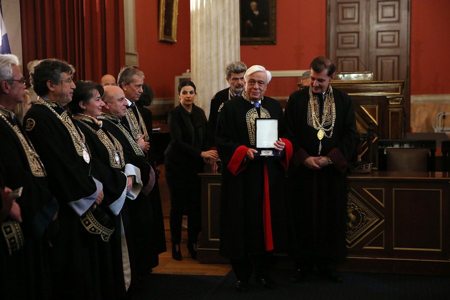 Επίτιμος καθηγητής του Εθνικού και Καποδιστριακού Πανεπιστημίου Αθηνών αναγορεύτηκε ο Παυλόπουλος [εικόνες] | iefimerida.gr 4