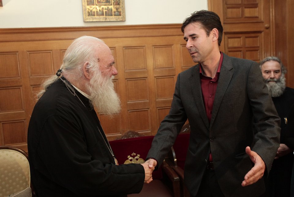 Συνάντηση Ιερώνυμου με Τσιάρτα -«Η σημαία δεν είναι χαρτομάντηλο και πρέπει να την κρατάνε Ελληνόπουλα» [εικόνες] | iefimerida.gr 2