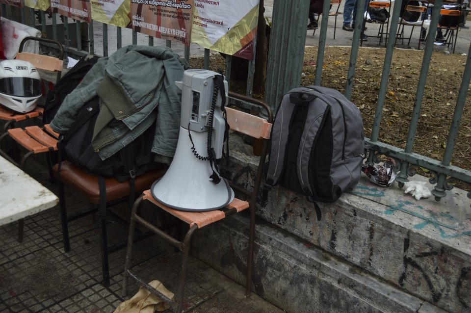 Υπό βροχή η κατάθεση στεφάνων στο Πολυτεχνείο -Με κόκκινα γαρίφαλα, παιδιά, γονείς και ηλικιωμένοι [εικόνες]  | iefimerida.gr 9