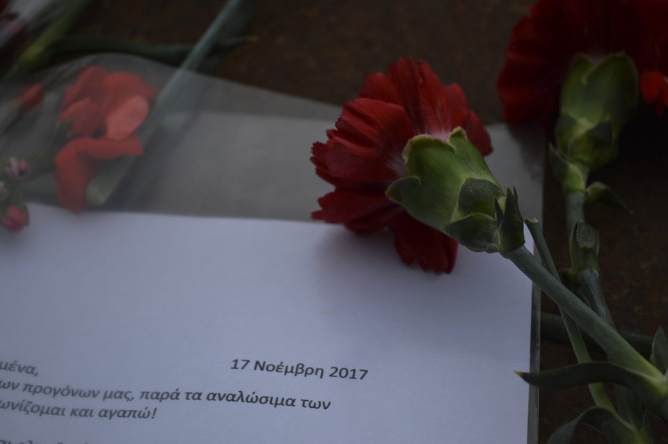 Υπό βροχή η κατάθεση στεφάνων στο Πολυτεχνείο -Με κόκκινα γαρίφαλα, παιδιά, γονείς και ηλικιωμένοι [εικόνες]  | iefimerida.gr 4