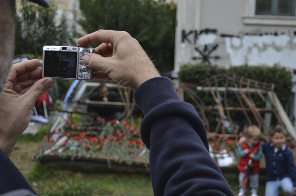 Υπό βροχή η κατάθεση στεφάνων στο Πολυτεχνείο -Με κόκκινα γαρίφαλα, παιδιά, γονείς και ηλικιωμένοι [εικόνες]  | iefimerida.gr 5