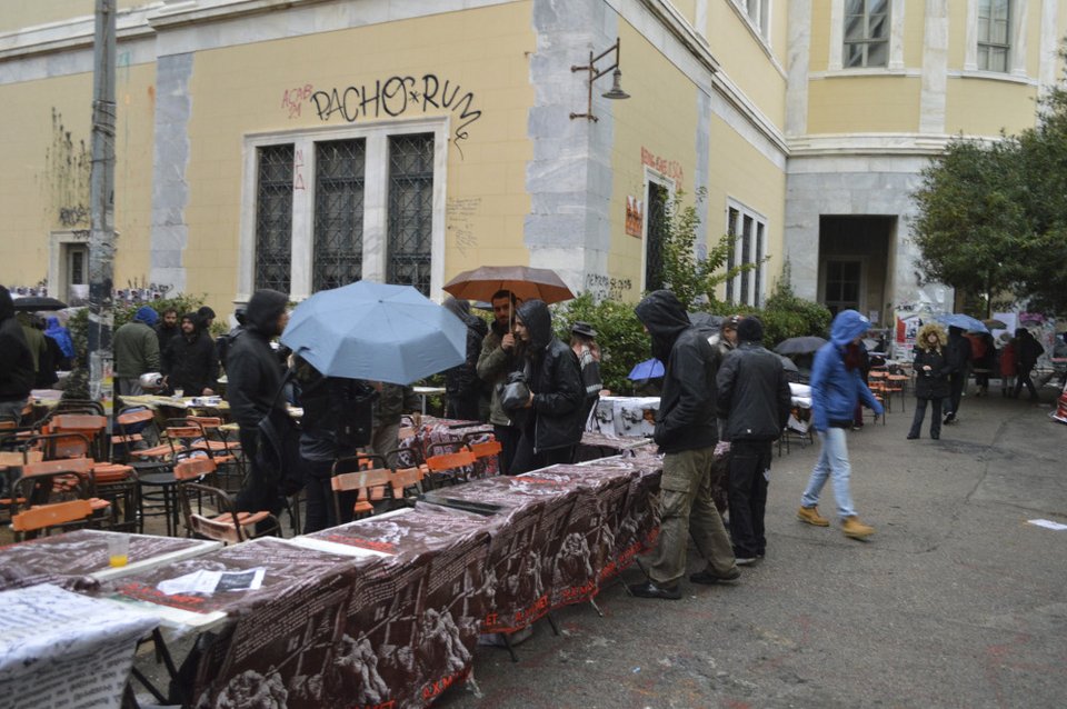 Υπό βροχή η κατάθεση στεφάνων στο Πολυτεχνείο -Με κόκκινα γαρίφαλα, παιδιά, γονείς και ηλικιωμένοι [εικόνες]  | iefimerida.gr 6