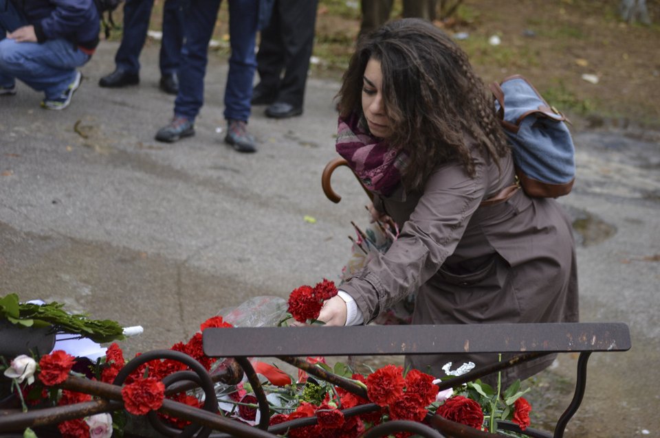 Υπό βροχή η κατάθεση στεφάνων στο Πολυτεχνείο -Με κόκκινα γαρίφαλα, παιδιά, γονείς και ηλικιωμένοι [εικόνες]  | iefimerida.gr 7