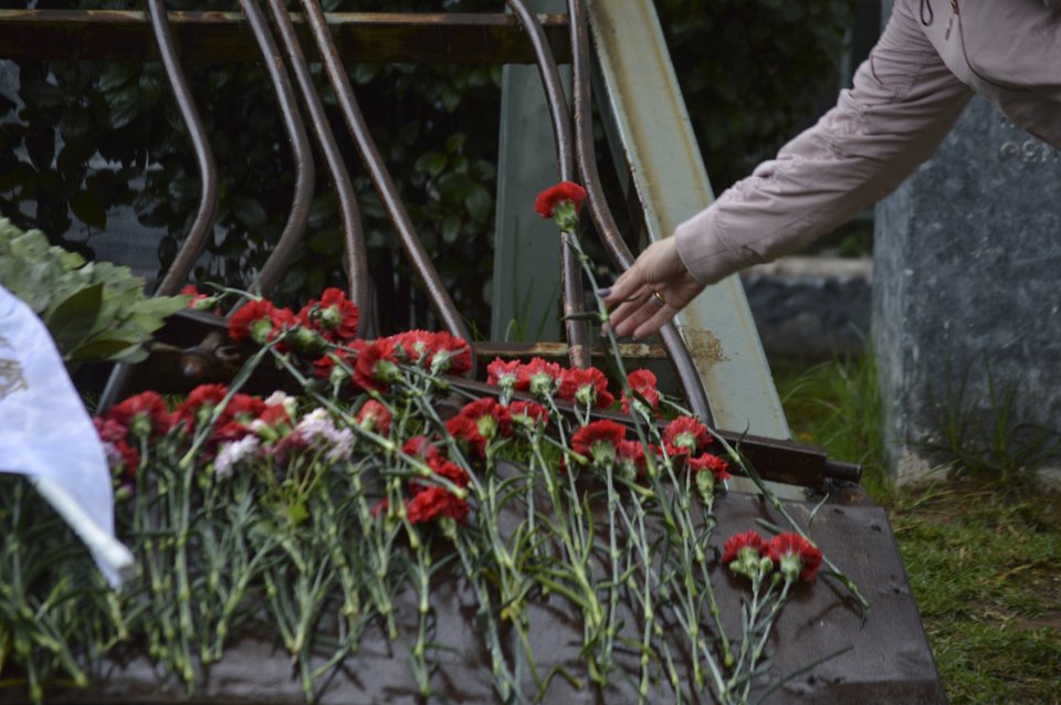 Υπό βροχή η κατάθεση στεφάνων στο Πολυτεχνείο -Με κόκκινα γαρίφαλα, παιδιά, γονείς και ηλικιωμένοι [εικόνες]  | iefimerida.gr 0