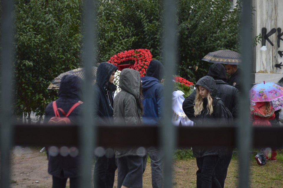 Υπό βροχή η κατάθεση στεφάνων στο Πολυτεχνείο -Με κόκκινα γαρίφαλα, παιδιά, γονείς και ηλικιωμένοι [εικόνες]  | iefimerida.gr 1