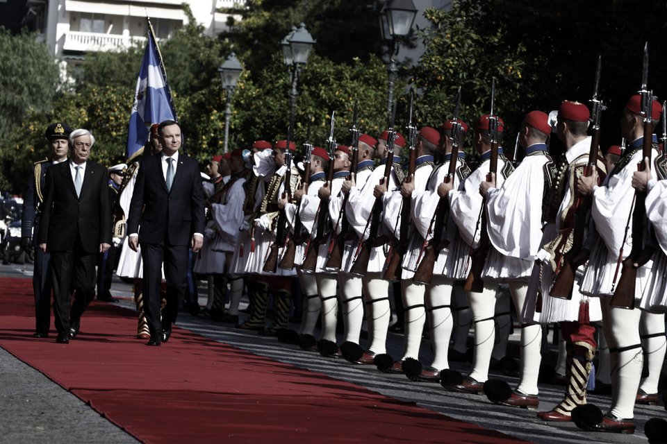 Κόκκινο χαλί στο Προεδρικό Μέγαρο για τον Πρόεδρο της Πολωνίας [εικόνες]  | iefimerida.gr 0