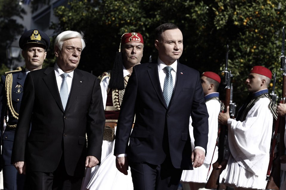 Κόκκινο χαλί στο Προεδρικό Μέγαρο για τον Πρόεδρο της Πολωνίας [εικόνες]  | iefimerida.gr 1