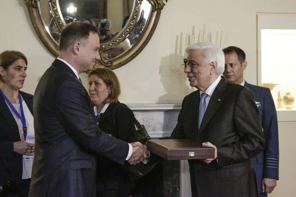 Κόκκινο χαλί στο Προεδρικό Μέγαρο για τον Πρόεδρο της Πολωνίας [εικόνες]  | iefimerida.gr 3