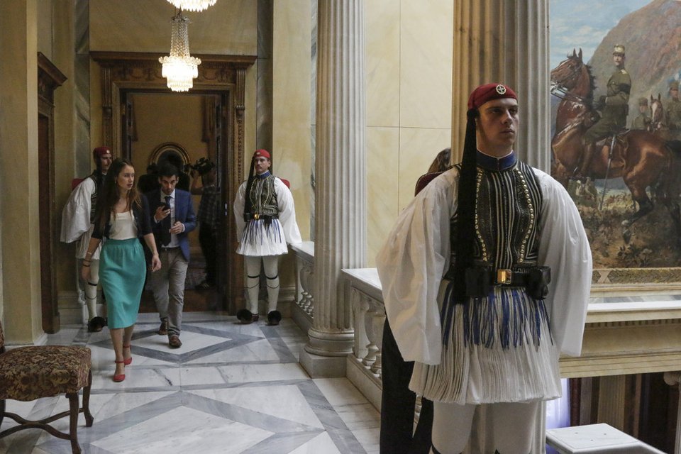 Κόκκινο χαλί στο Προεδρικό Μέγαρο για τον Πρόεδρο της Πολωνίας [εικόνες]  | iefimerida.gr 2