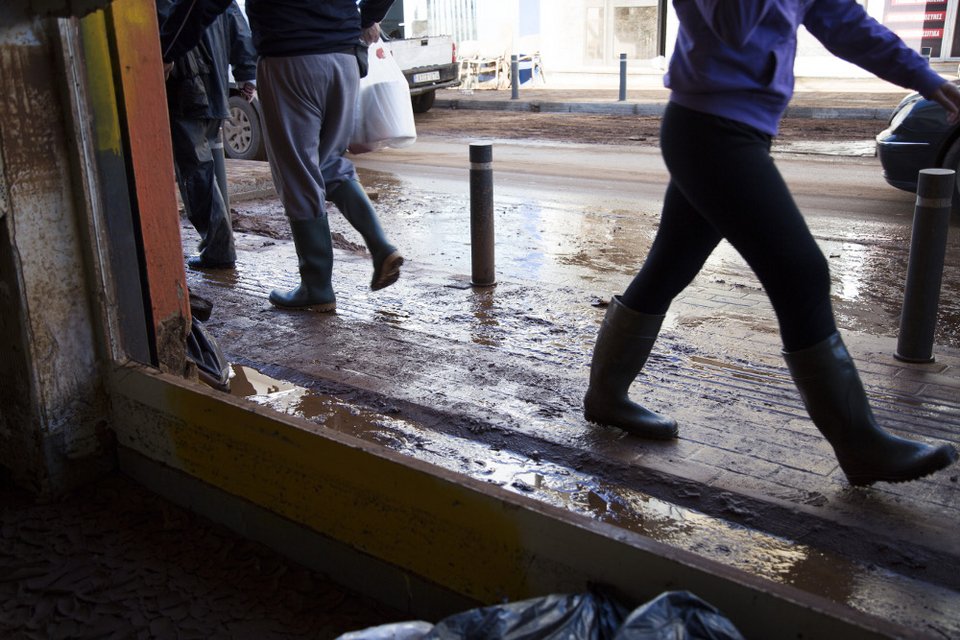 Οι κάτοικοι της Μάνδρας μετρούν τις πληγές τους 10 μέρες μετά τη θεομηνία [εικόνες]  | iefimerida.gr 8