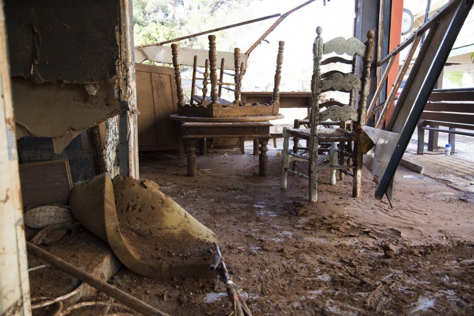 Οι κάτοικοι της Μάνδρας μετρούν τις πληγές τους 10 μέρες μετά τη θεομηνία [εικόνες]  | iefimerida.gr 10