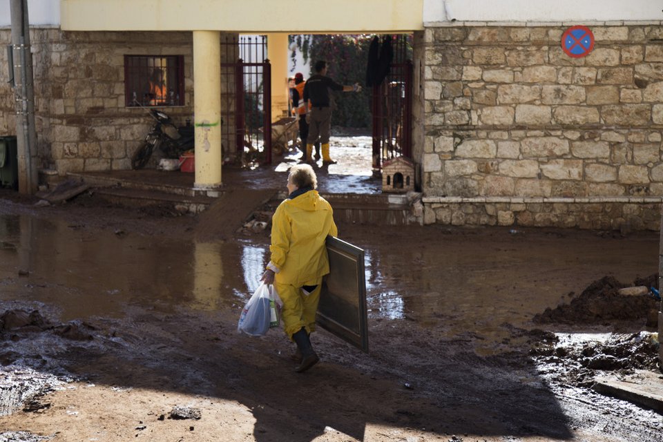 Οι κάτοικοι της Μάνδρας μετρούν τις πληγές τους 10 μέρες μετά τη θεομηνία [εικόνες]  | iefimerida.gr 3