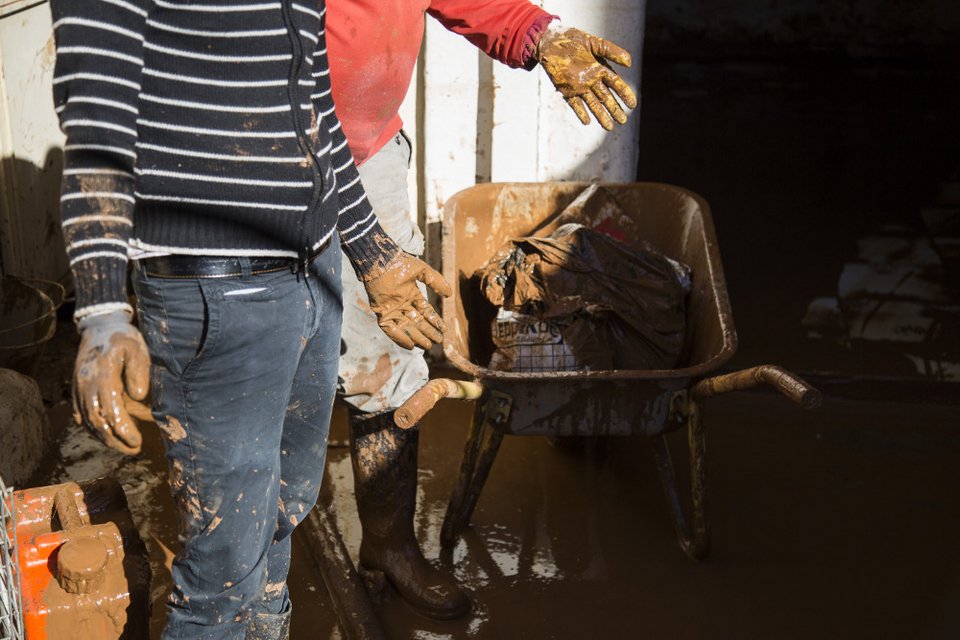 Οι κάτοικοι της Μάνδρας μετρούν τις πληγές τους 10 μέρες μετά τη θεομηνία [εικόνες]  | iefimerida.gr 6