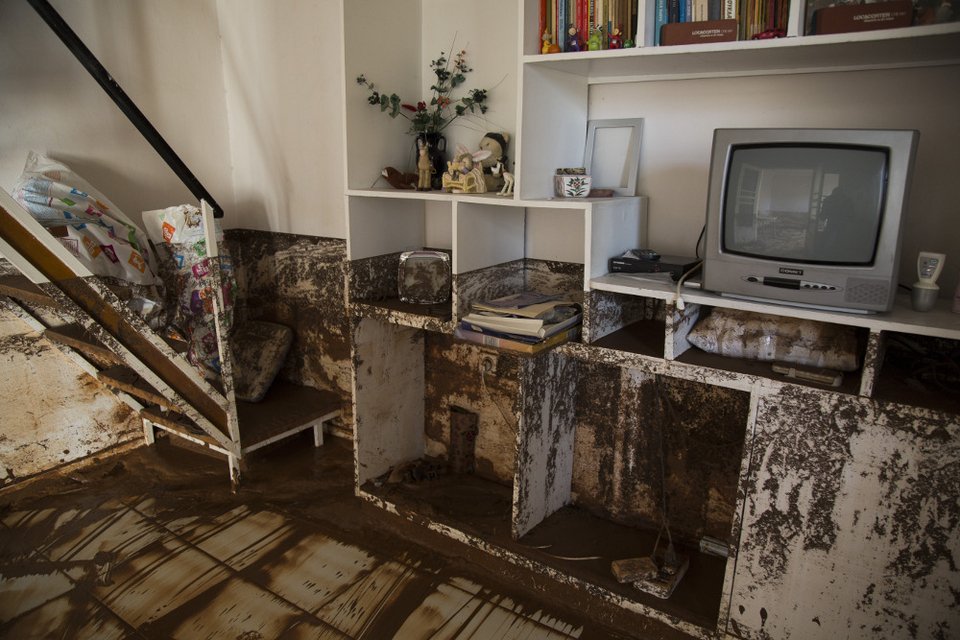 Οι κάτοικοι της Μάνδρας μετρούν τις πληγές τους 10 μέρες μετά τη θεομηνία [εικόνες]  | iefimerida.gr 2