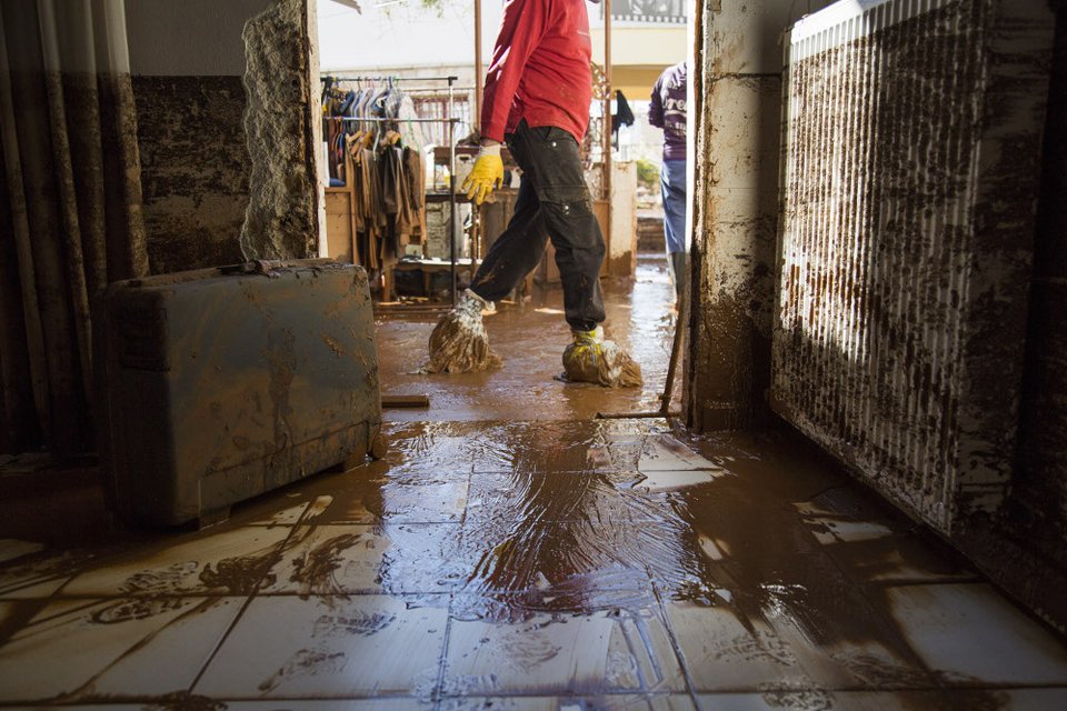 Οι κάτοικοι της Μάνδρας μετρούν τις πληγές τους 10 μέρες μετά τη θεομηνία [εικόνες]  | iefimerida.gr 7