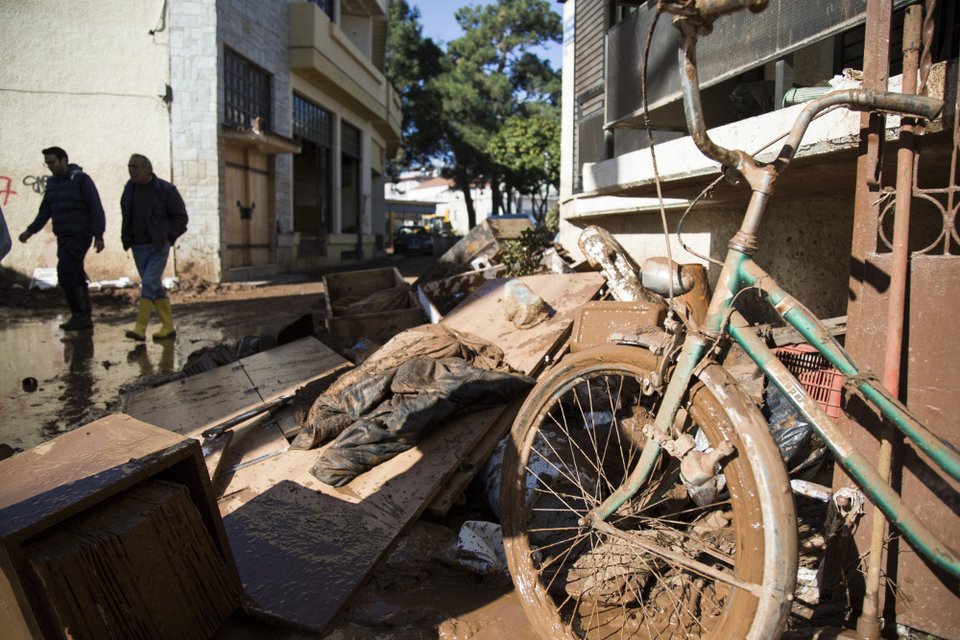 Οι κάτοικοι της Μάνδρας μετρούν τις πληγές τους 10 μέρες μετά τη θεομηνία [εικόνες]  | iefimerida.gr 5