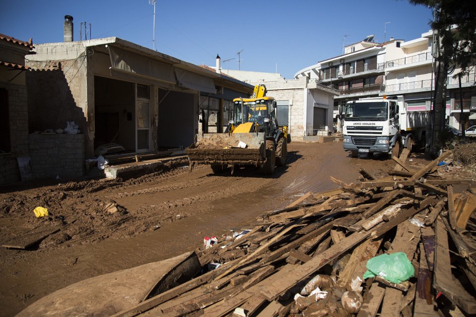 Οι κάτοικοι της Μάνδρας μετρούν τις πληγές τους 10 μέρες μετά τη θεομηνία [εικόνες]  | iefimerida.gr 1