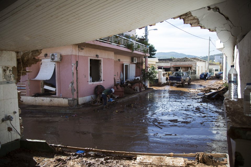 Οι κάτοικοι της Μάνδρας μετρούν τις πληγές τους 10 μέρες μετά τη θεομηνία [εικόνες]  | iefimerida.gr 12