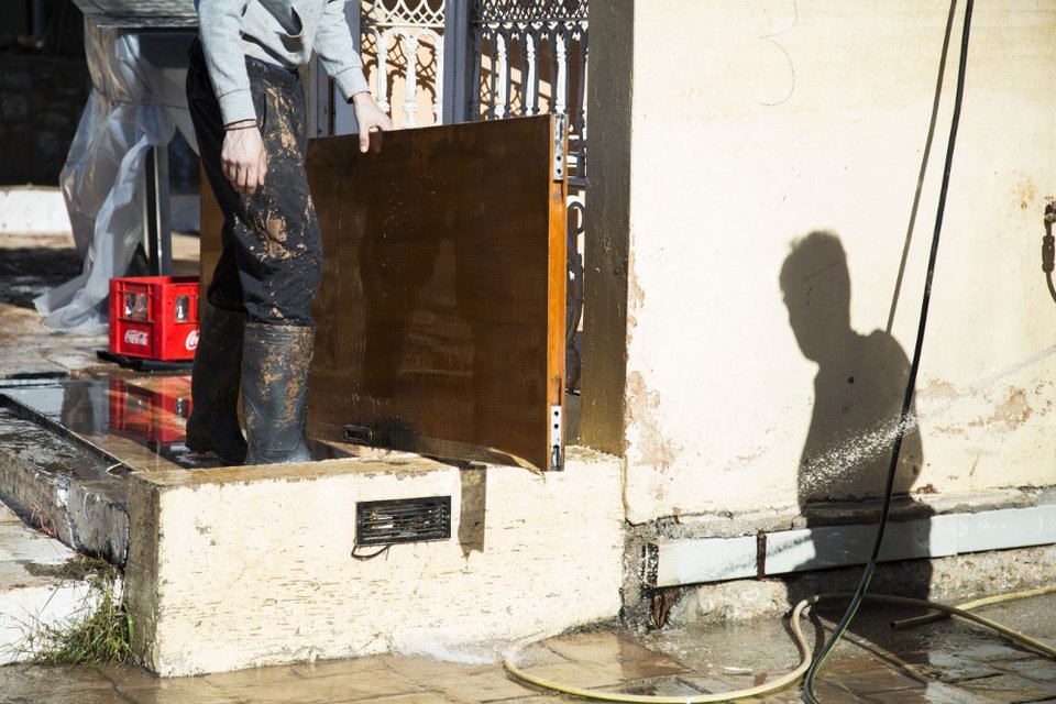 Οι κάτοικοι της Μάνδρας μετρούν τις πληγές τους 10 μέρες μετά τη θεομηνία [εικόνες]  | iefimerida.gr 0