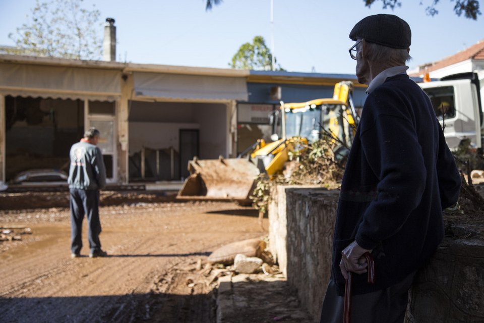 Οι κάτοικοι της Μάνδρας μετρούν τις πληγές τους 10 μέρες μετά τη θεομηνία [εικόνες]  | iefimerida.gr 11