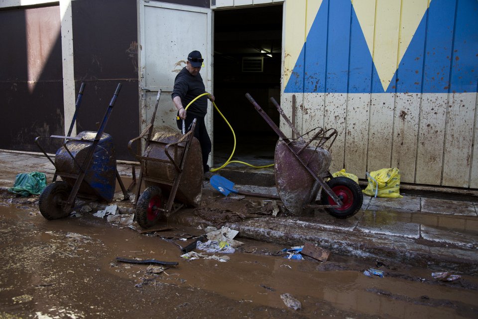 Οι κάτοικοι της Μάνδρας μετρούν τις πληγές τους 10 μέρες μετά τη θεομηνία [εικόνες]  | iefimerida.gr 9