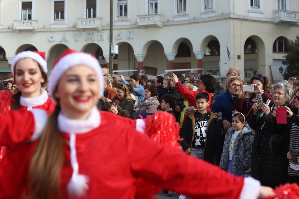 Φυσικό έλατο 20 μέτρων ανάβει την Πέμπτη ο Μπουτάρης στην πλατεία Αριστοτέλους | iefimerida.gr 1