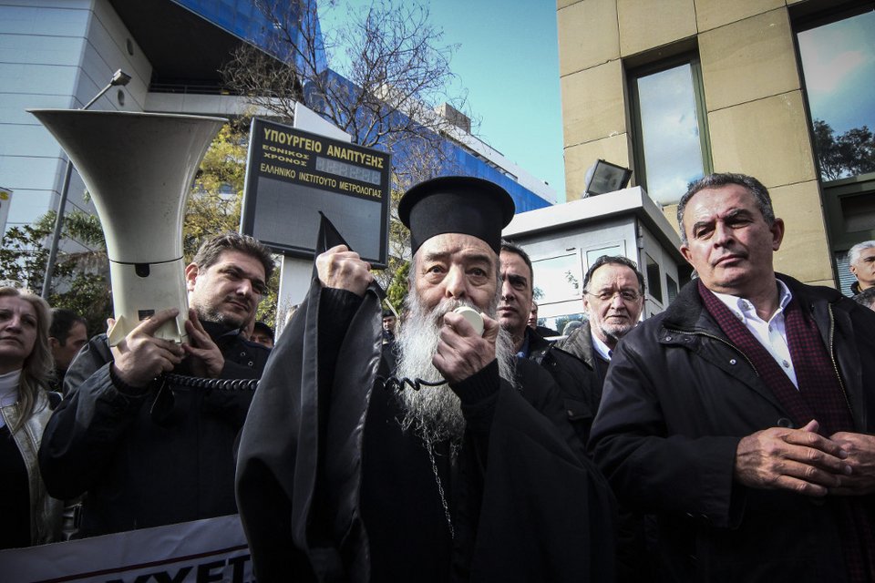 Εργαζόμενοι της ΔΕΗ έξω από το ΥΠΕΝ -Μαζί τους ιερείς και κάτοικοι της Μεγαλόπολης [εικόνες]  | iefimerida.gr 2