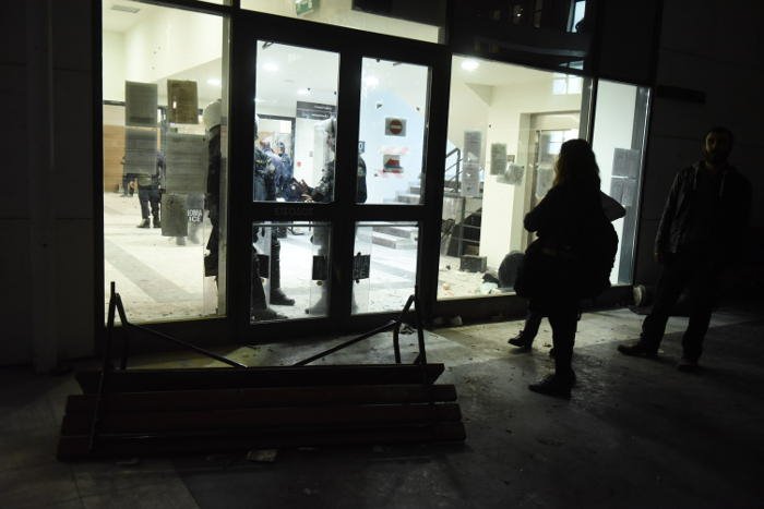 «Πολιορκία» στο Ειρηνοδικείο: Διμοιρία των ΜΑΤ φυγάδευσε συμβολαιογράφους [εικόνες & βίντεο] | iefimerida.gr 3