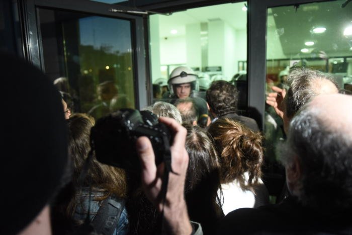 «Πολιορκία» στο Ειρηνοδικείο: Διμοιρία των ΜΑΤ φυγάδευσε συμβολαιογράφους [εικόνες & βίντεο] | iefimerida.gr 0