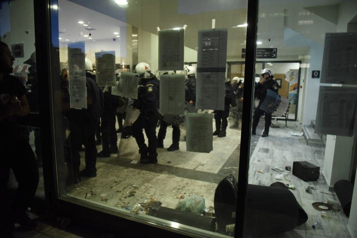 «Πολιορκία» στο Ειρηνοδικείο: Διμοιρία των ΜΑΤ φυγάδευσε συμβολαιογράφους [εικόνες & βίντεο] | iefimerida.gr 2