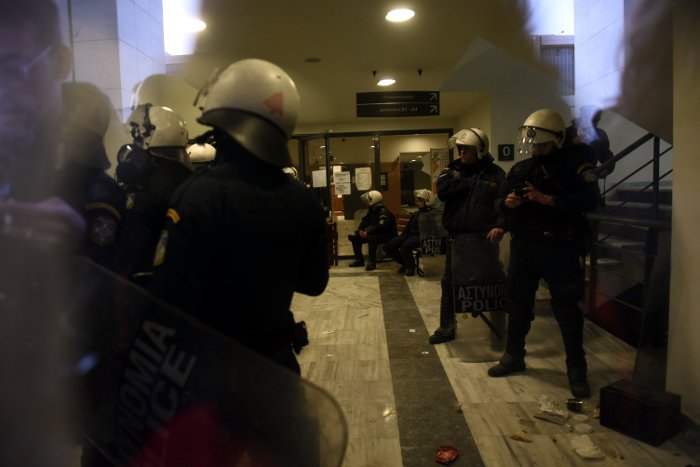 «Πολιορκία» στο Ειρηνοδικείο: Διμοιρία των ΜΑΤ φυγάδευσε συμβολαιογράφους [εικόνες & βίντεο] | iefimerida.gr 4