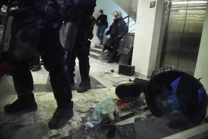 «Πολιορκία» στο Ειρηνοδικείο: Διμοιρία των ΜΑΤ φυγάδευσε συμβολαιογράφους [εικόνες & βίντεο] | iefimerida.gr 1