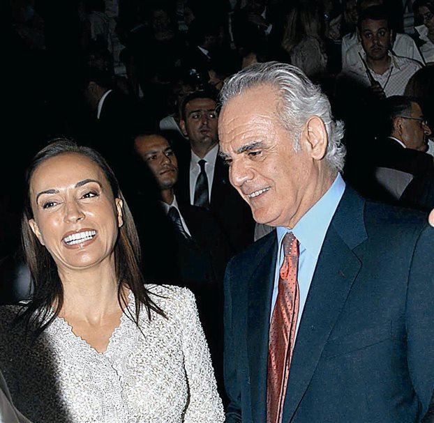 Ακης-Βίκυ: Από το χλιδάτο love story με τις μίζες, στη «μικρή, φτωχή μου αγάπη»! | iefimerida.gr 4