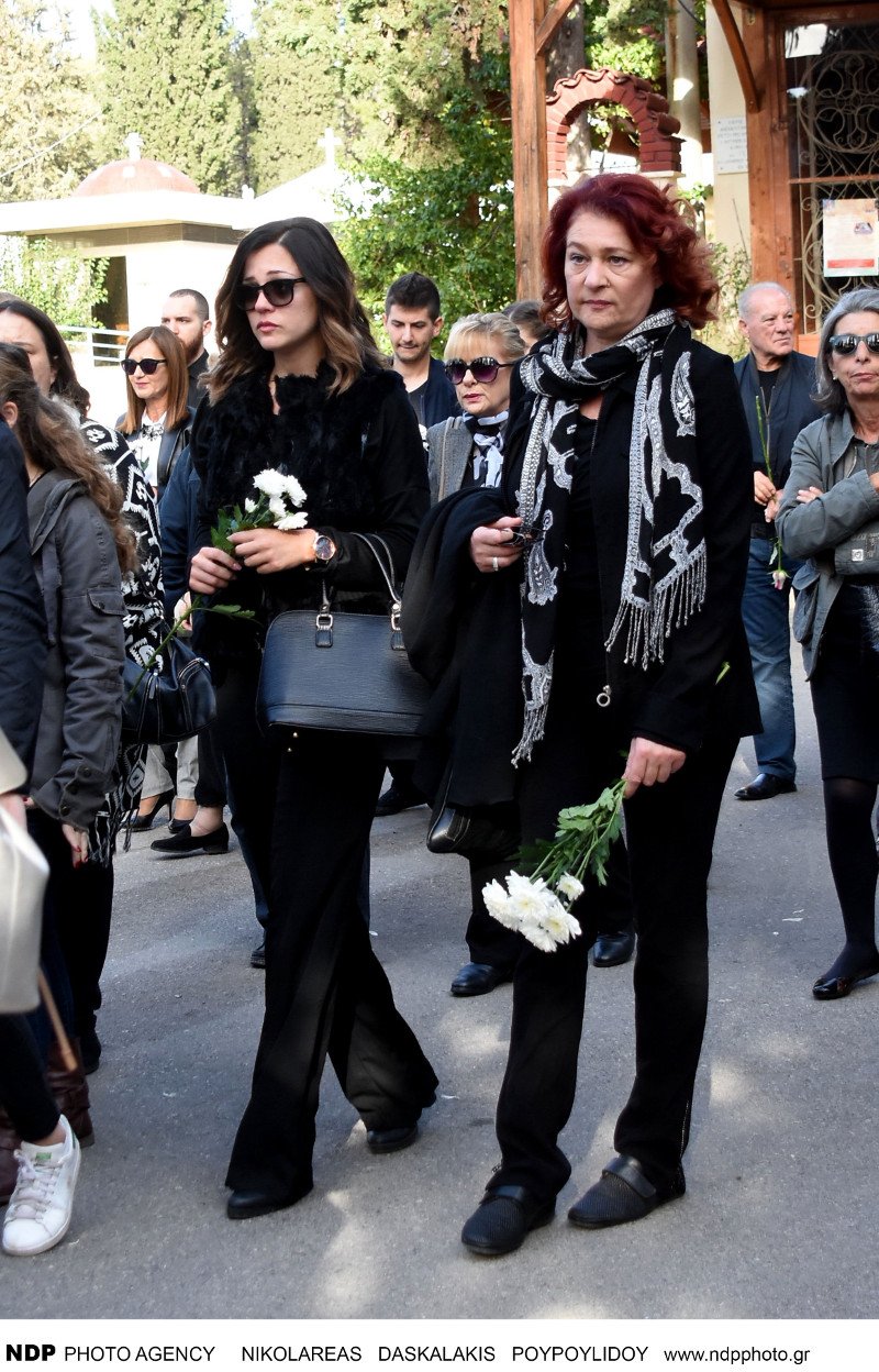 Το τελευταίο αντίο στον Βασίλη Μαυρομάτη -Με δάκρυα στα μάτια η ηθοποιός κόρη του Ιλιάνα [εικόνες] | iefimerida.gr 0