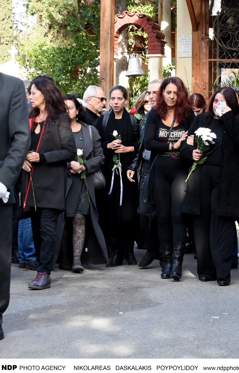 Το τελευταίο αντίο στον Βασίλη Μαυρομάτη -Με δάκρυα στα μάτια η ηθοποιός κόρη του Ιλιάνα [εικόνες] | iefimerida.gr 1