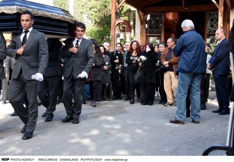 Το τελευταίο αντίο στον Βασίλη Μαυρομάτη -Με δάκρυα στα μάτια η ηθοποιός κόρη του Ιλιάνα [εικόνες] | iefimerida.gr 2